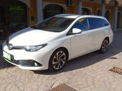 Toyota Auris 1.6 D-4D 112CV  LOUNGE Bianco usata Quartu Sant'Elena