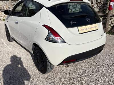 Lancia Ypsilon 1.0 FireFly 5 porte S&S Hybrid Ecochic Silver Bianco usata Vico Equense