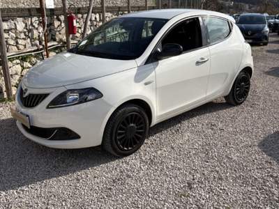 Lancia Ypsilon 1.0 FireFly 5 porte S&S Hybrid Ecochic Silver Bianco usata Vico Equense