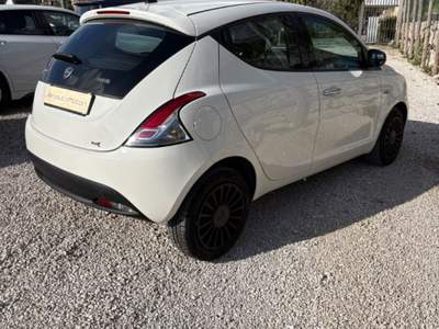Lancia Ypsilon 1.0 FireFly 5 porte S&S Hybrid Ecochic Silver Bianco usata Vico Equense
