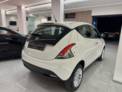 Lancia Ypsilon 0.9 TwinAir 85 CV 5 porte Metano Ecochic Gold Bianco usata San Sebastiano al Vesuvio