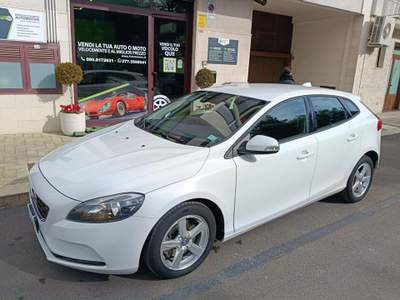Volvo V40 D2 1.6 Kinetic NEOPATENTATI Bianco usata Putignano