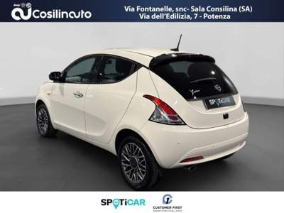 Lancia Ypsilon 1.0 FireFly 5 porte S&S Hybrid Gold 2023 Bianco usata Sala Consilina