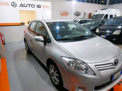 Toyota Auris 1.6 5 porte Active Grigio usata CARAVAGGIO
