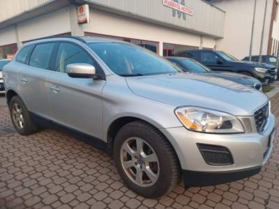 Volvo XC60 D3 AWD Geartronic Momentum Tagliandi Volvo Unicopr Argento usata Magenta