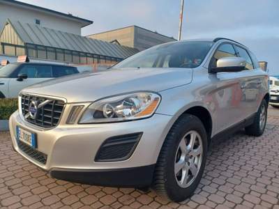 Volvo XC60 D3 AWD Geartronic Momentum Tagliandi Volvo Unicopr Argento usata Magenta