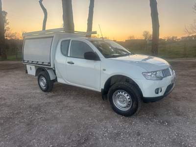 Mitsubishi L200 2.5 DI-D/136CV Club Cab Invite DPF Bianco usata Bracciano