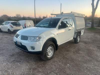 Mitsubishi L200 2.5 DI-D/136CV Club Cab Invite DPF Bianco usata Bracciano