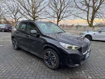 BMW iX1 eDrive 20 Msport Nero usata Magenta