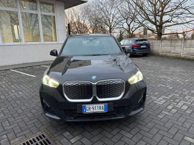 BMW iX1 eDrive 20 Msport Nero usata Magenta