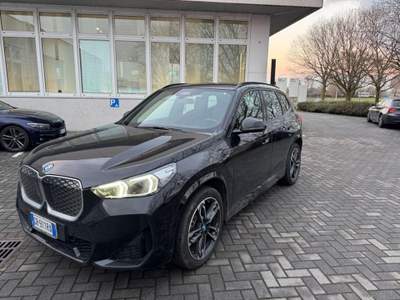 BMW iX1 eDrive 20 Msport Nero usata Magenta