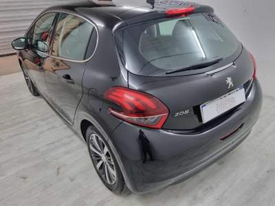 Peugeot 208 PureTech 82 5 porte Allure Nero usata Gerenzano