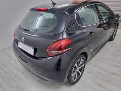 Peugeot 208 PureTech 82 5 porte Allure Nero usata Gerenzano