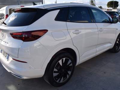 Opel Grandland 1.5 diesel Ecotec aut. Business Elegance *Navi* Bianco usata San Vito dei Normanni