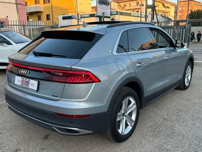 Audi Q8 50 TDI 286CV IVA AUTO 4X4 TETTO PELLE RADAR C20" Argento usata Pescara