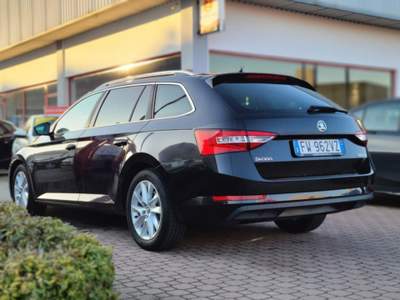 Skoda Superb 1.6 TDI DSG Wagon Executive (Iva esposta) Nero usata Magenta