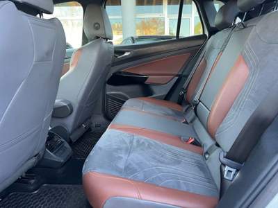 Volkswagen ID.4 1ST Max 70 Kw Pro Performance 204 hp Bianco usata Oderzo