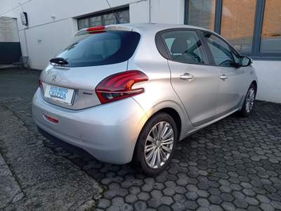 Peugeot 208 1.2 PURETECH 5 PORTE OK NEOPATENTATO Argento usata Barzanò