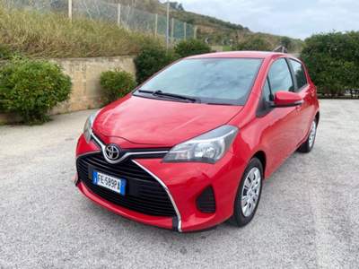 Toyota Yaris 1.0 5 porte Cool Rosso usata Valderice