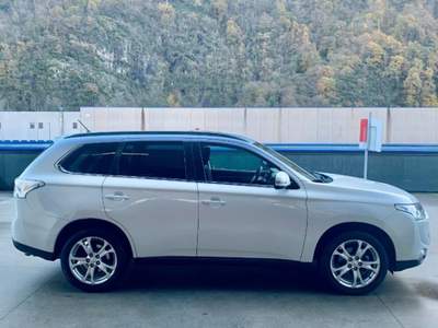Mitsubishi Outlander 2.2 DI-D 4WD  Instyle AUT. 7p. Bianco usata Pisogne