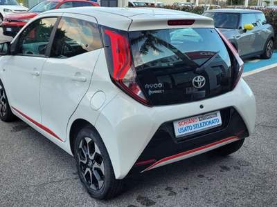 Toyota Aygo Connect 1.0 VVT-i 72CV 5 porte x-business MMT Bianco usata Monte di Procida