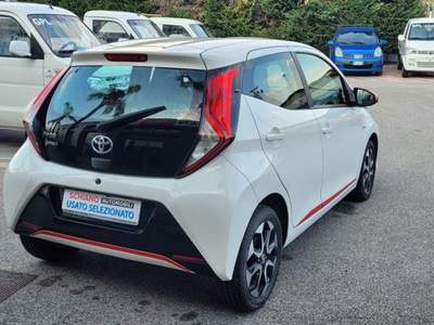 Toyota Aygo Connect 1.0 VVT-i 72CV 5 porte x-business MMT Bianco usata Monte di Procida