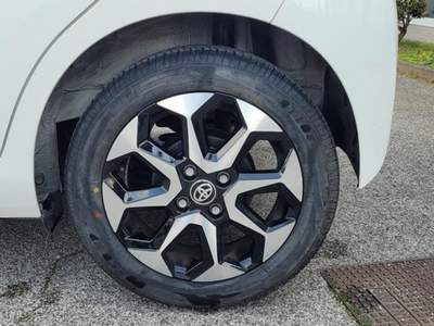 Toyota Aygo Connect 1.0 VVT-i 72CV 5 porte x-business MMT Bianco usata Monte di Procida