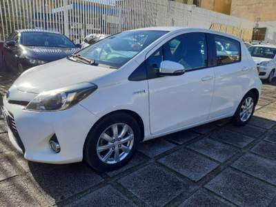 Toyota Yaris 1.5 Hybrid 5 porte Lounge Più Bianco usata Pompei