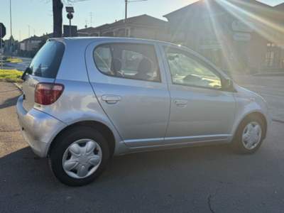 Toyota Yaris 1.0i 16V cat 5 porte Sol Argento usata Lainate