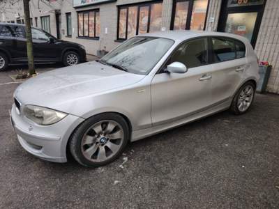 BMW Serie 1 120d d cat 5 porte Attiva DPF FINANZIABILE Argento usata Bareggio