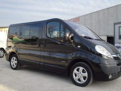Opel Vivaro 2.5 CDT TOUR  8 posti con gancio traino Nero usata San Zenone degli Ezzelini