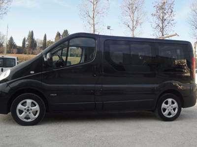 Opel Vivaro 2.5 CDT TOUR  8 posti con gancio traino Nero usata San Zenone degli Ezzelini