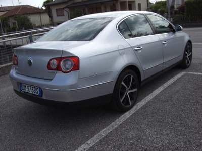 Volkswagen Passat 2.0 16V TDI Highline Argento usata Porcia