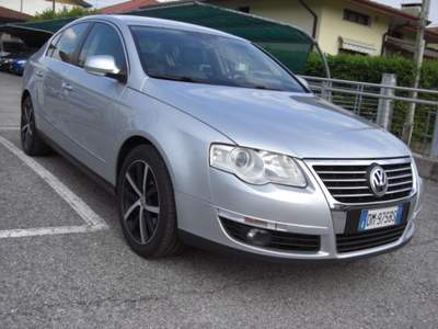Volkswagen Passat 2.0 16V TDI Highline Argento usata Porcia