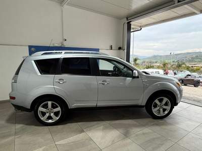 Mitsubishi Outlander 2.0 DI-D Instyle 7 p.ti DPF 7 POSTI Argento usata ADRANO