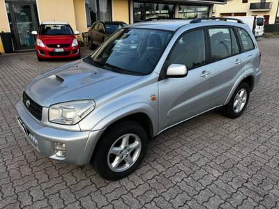 Toyota RAV4 2.0 D-4D 5/P 4X4 SI A NEOPATENTATI Argento usata Zugliano