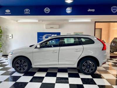 Volvo XC60 2.0 d3 Momentum 150cv geartronic Bianco usata Paola