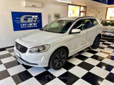 Volvo XC60 2.0 d3 Momentum 150cv geartronic Bianco usata Paola