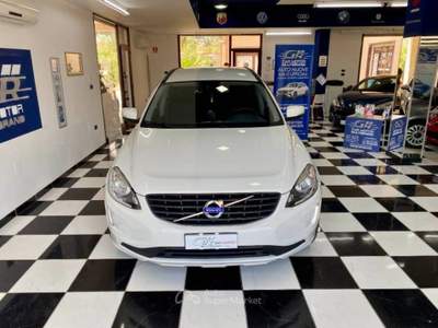 Volvo XC60 2.0 d3 Momentum 150cv geartronic Bianco usata Paola
