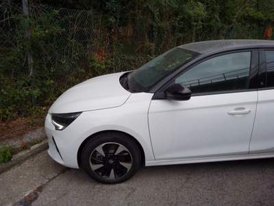Opel Corsa-e 5 porte Design & Tech Bianco usata Savona