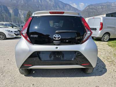 Toyota Aygo Connect 1.0 VVT-i 72 CV 5 porte x-play TeamD Sky Argento usata Lavis