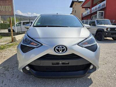 Toyota Aygo Connect 1.0 VVT-i 72 CV 5 porte x-play TeamD Sky Argento usata Lavis
