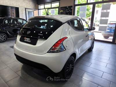 Lancia Ypsilon 1.0 FireFly 5 porte S&S Hybrid Ecochic Bianco usata Volla