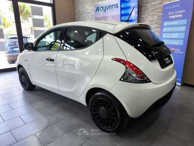 Lancia Ypsilon 1.0 FireFly 5 porte S&S Hybrid Ecochic Bianco usata Volla