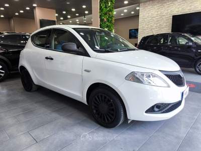 Lancia Ypsilon 1.0 FireFly 5 porte S&S Hybrid Ecochic Bianco usata Volla