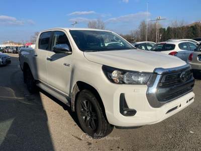Toyota Hilux 2.4 D-4D A/T 4WD 4 porte Double Cab Lounge Bianco usata Scandiano