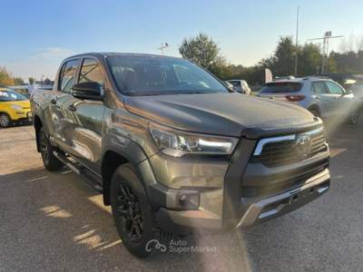 Toyota Hilux 2.8 D-4D A/T 4WD 48V 4 porte Double Cab Invincible Bronzo usata Scandiano