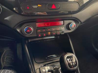 Kia Carens 115 CV Class Nero usata Giugliano in Campania