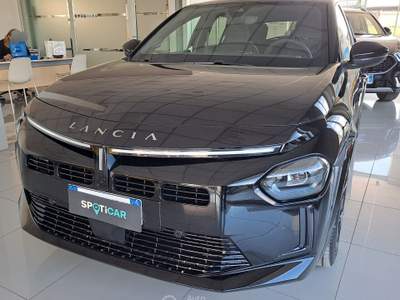 Lancia Ypsilon Hybrid 1.2 Benz Edizione Cassina 2025 Nero usata Parete