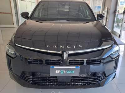 Lancia Ypsilon Hybrid 1.2 Benz Edizione Cassina 2025 Nero usata Parete